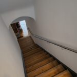 Wandhandlauf aus Edelstahl für den Treppenabgang als Gehhilfe