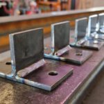 Konsolen oder Halter in Serie, Produktion, Fertigung und Lieferung von mehreren teilen als Schweißarbeit, Stanzen, Bohren und Sägen von Stahl, Edelstahl oder Aluminium