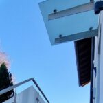 Glasvordach oder Glasüberdachung mit Edelstahlgeländer und Glasscheiben für den Treppenabgang