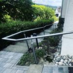 Handgefertigter Handlauf aus Edelstahl als Gehhilfe für die Treppen in den Garten