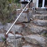 Handlauf aus Edelstahl als Sonderanfertigung für den Zugang in den Garten