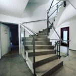 Glasgeländer mit Edelstahlhandlauf als Innengeländer. Sonderanfertigung, Design, Designer Geländer