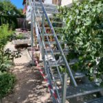 Außentreppe in den Garten aus Stahl verzinkt mit Gitterroststufen