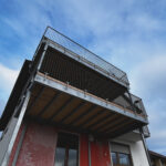 Stahlbalkon verzinkt oder Anbaubalkon an die Hauswand mit Flachstahlgeländer und senkrechten Staketen