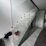 Glasgeländer für einen Treppenabgang mit ganzer Scheibe und Glassystem. Design Geländer