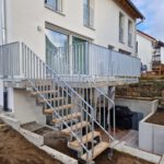 Für die Terrasse eine Stahltreppe in verzinkter Ausführung sowie ein Flachstahl Balkongeländer mit senkrechten Stäben
