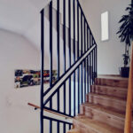 Treppengeländer aus Rohren für die Treppe und pulverbeschichtet. Design Geländer