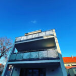 Balkongeländer pulverbeschichtet in Anthrazit mit Glas als Füllung und Handlauf