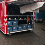 Reparatur einer Öffnungsklappe eines Rollcontainers der Feuerwehr