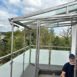 Edelstahl Einhausung für den Balkon und als Abstellort für diverse Gegenstände in rund und mit Glas